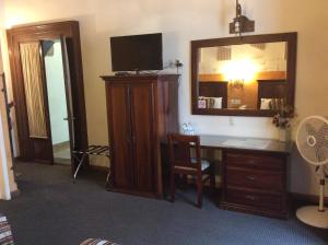 Hotel Historia في موريليا: غرفة في الفندق مع مكتب ومرآة