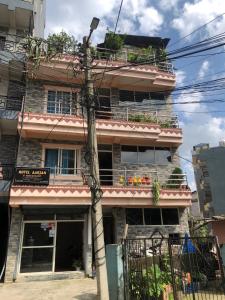 un edificio con plantas en sus balcones en Hotel Aarjan And Restaurant, en Pokhara