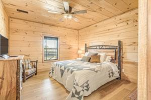 une chambre avec un lit et un ventilateur de plafond dans l'établissement Aspen Lodge by Venture Smoky Mountains, à Gatlinburg 39 autres photos