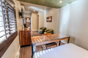 a living room with a table and a couch at Self Check-In Boutique Hotel - Quartier latin - Room 103 in Montreal