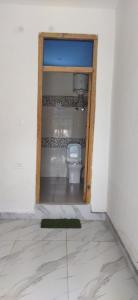 カソルにある10 hills homestayの部屋の中にトイレ付きのバスルームがある