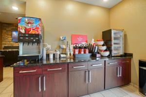 Cobblestone Hotel & Suites - Russells Point at Indian Lake的厨房或小厨房