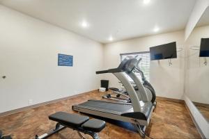 Cobblestone Hotel & Suites - Russells Point at Indian Lake的健身中心和/或健身设施