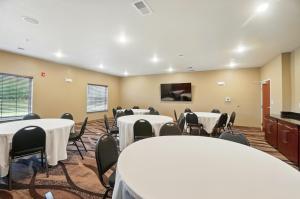 Cobblestone Hotel & Suites - Russells Point at Indian Lake商务区和/或会议室
