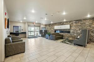 Cobblestone Hotel & Suites - Russells Point at Indian Lake的休息区