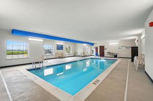 Russells PointCobblestone Hotel & Suites - Russells Point at Indian Lake的酒店房间里的大型游泳池