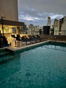 Bazén v ubytování Aconchego no centro de São Paulo nebo v jeho okolí