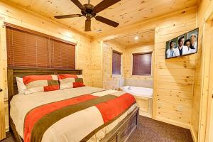 ein Schlafzimmer mit einem Bett und ein Badezimmer mit einer Badewanne in der Unterkunft Bears Den by Venture Smoky Mountains in Gatlinburg + 11 Fotos