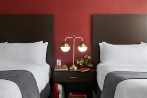Postel nebo postele na pokoji v ubytování Majestic Hotel