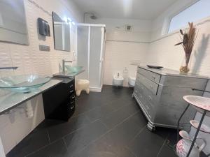 マリーナ・ディ・アンドーラにあるMaison Art sur la Merのバスルーム(洗面台2台、トイレ付) +10枚の写真