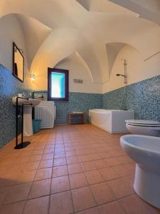 Koupelna v ubytování Ciuri di Pantelleria Dammusi + 19 fotografií