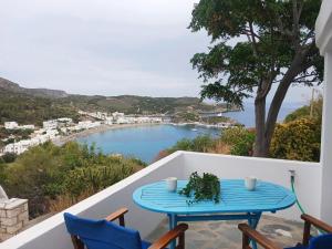 ein Tisch auf einem Balkon mit Blick auf das Wasser in der Unterkunft Thea Kapsali in Kapsálion