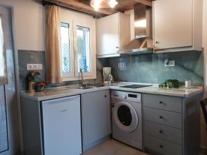 eine Küche mit Spüle und Waschmaschine in der Unterkunft Thea Kapsali in Kapsálion + 22 Fotos