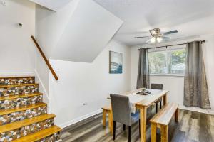 Χώρος καθιστικού στο Near Downtown Beach House&Apt - Woodland Escape +39 φωτογραφίες