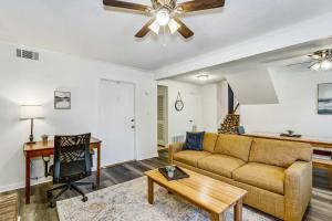 Χώρος καθιστικού στο Near Downtown Beach House&Apt - Woodland Escape