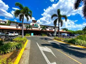 una strada vuota di fronte a un edificio con palme di Garza Real a Coco
