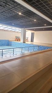 - une piscine revêtue de carrelage bleu dans l'établissement Peache house, à Ruaka