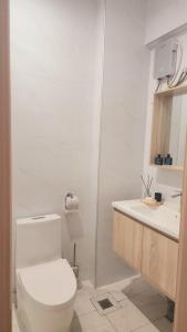 une salle de bain blanche avec toilettes et lavabo dans l'établissement Peache house, à Ruaka 9 autres photos