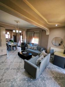 Χώρος καθιστικού στο Sunrise Suite