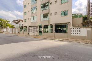 an empty street in front of a tall building at Apto 2Q - Churrasq. Garagem Perto da Praia LTL0301 in Meia Praia