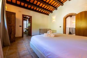 Ένα ή περισσότερα κρεβάτια σε δωμάτιο στο MAS PUIG PIQUÉ - piscina privada, porche, BBQ, y WIFI - 15 PERSONAS +50 φωτογραφίες