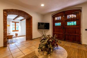 Μια τηλεόραση ή/και κέντρο ψυχαγωγίας στο MAS PUIG PIQUÉ - piscina privada, porche, BBQ, y WIFI - 15 PERSONAS