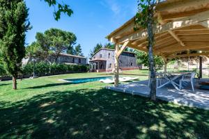 Κήπος έξω από το MAS PUIG PIQUÉ - piscina privada, porche, BBQ, y WIFI - 15 PERSONAS