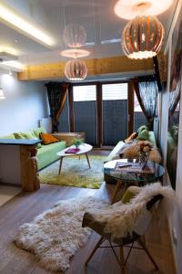 Polana Szymoszkowa Ski Resort - Chamerion Apartments في زاكوباني: غرفة معيشة مع أريكة وطاولة +284 صورة