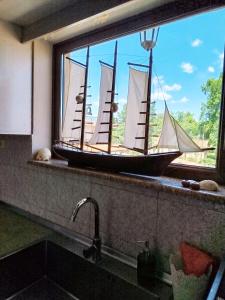 ein Küchenfenster mit einem Piratenschiff darauf in der Unterkunft Sunrise Suite in Olympiada