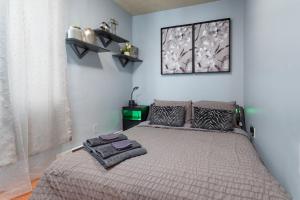 Un dormitorio con una cama con dos toallas encima. en 1BR in the Heart of Downtown Boston Famous Nightlife Theater District with Bed Full of Promises TD Garden Common Park MBTA, en Boston