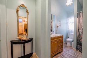 Koupelna v ubytování Parlor Room with Private Entrance Bathroom in a Victorian house + 37 fotografií