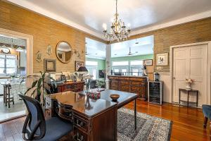 Kuchyň nebo kuchyňský kout v ubytování Parlor Room with Private Entrance Bathroom in a Victorian house