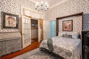 Postel nebo postele na pokoji v ubytování Parlor Room with Private Entrance Bathroom in a Victorian house