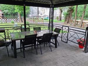 Moravski konak- Moravian Inn的阳台或露台