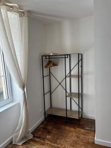 półka w rogu pokoju z oknem w obiekcie Gîte 4 personnes w mieście Sainte-Mère-Église