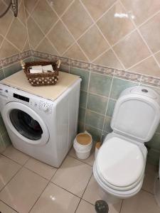 ein Badezimmer mit Waschmaschine und Toilette in der Unterkunft Vilamoura Living 106 in Quarteira + 26 Fotos