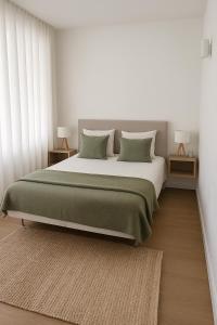 ein Schlafzimmer mit einem großen Bett mit zwei Nachttischen in der Unterkunft Vilamoura Living 106 in Quarteira