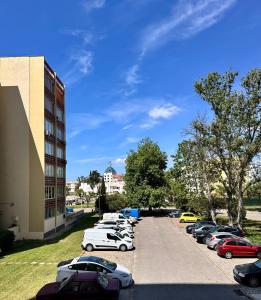 ein Parkplatz mit Autos neben einem Gebäude in der Unterkunft Vilamoura Living 106 in Quarteira