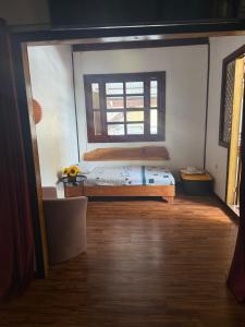 a bedroom with a bed and a window at Spacious apartment with air conditioning in Puerto Viejo