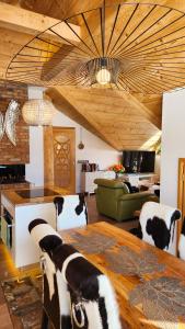 Polana Szymoszkowa Ski Resort - Chamerion Apartments في زاكوباني: غرفة طعام مع طاولة وكراسي خشبية