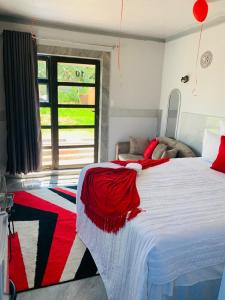 Ένα ή περισσότερα κρεβάτια σε δωμάτιο στο Falcon Lodge +5 φωτογραφίες