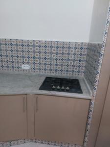 ein Kochfeld in einer Küche mit einer Arbeitsplatte in der Unterkunft Zoubeir's 3BR famille home-near shops&transport in tunis cité ettahrir in Bin Rhilouf + 26 Fotos