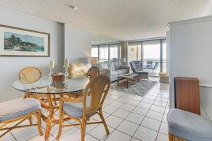 Ocean View and Pool Access Condo in Myrtle Beach tesisinde bir oturma alanı