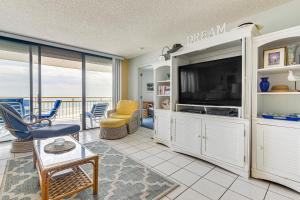 Ocean View and Pool Access Condo in Myrtle Beach tesisinde bir televizyon ve/veya eğlence merkezi