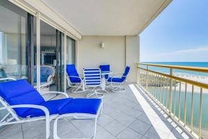 Ocean View and Pool Access Condo in Myrtle Beach tesisinde bir balkon veya teras