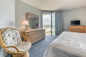Ocean View and Pool Access Condo in Myrtle Beach tesisinde bir odada yatak veya yataklar