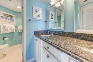 Ocean View and Pool Access Condo in Myrtle Beach tesisinde bir banyo