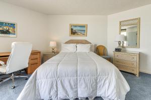 Ocean View and Pool Access Condo in Myrtle Beach tesisinde bir odada yatak veya yataklar +19 fotoğraf