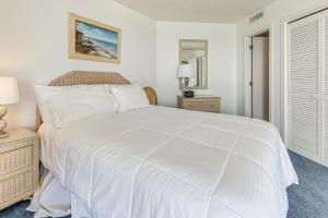 Ocean View and Pool Access Condo in Myrtle Beach tesisinde bir odada yatak veya yataklar