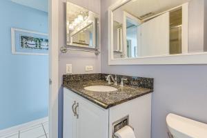 Ocean View and Pool Access Condo in Myrtle Beach tesisinde bir banyo